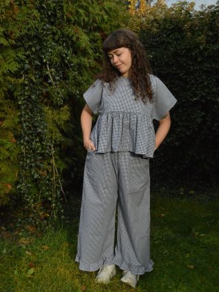 Další z nově našitých věcí jsou tyhle setíky z bavlněného kanafasu. Volnou halenku s volánem doplňují pohodlné kalhoty....