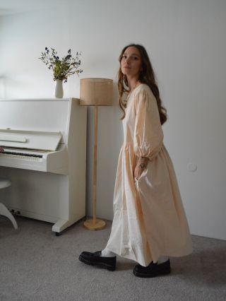 Po dlouhé době jsme udělali zase takové světlé šaty. Tentokrát jsou z bavlněného krepu, který má krásnou strukturu. Díky...