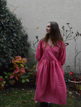 Růžové kostkované šaty se vzorem od nejšikovnější @teri_the_butter ❤️ Křížený střih ve kterém krásně i nakojíte, nařasená...