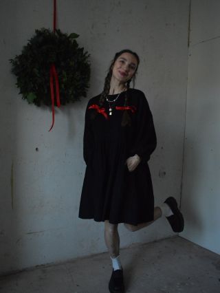 Na eshopu najdete poslední zbytky mansestrovych šatů 🖤 jsou mezi nimi i třeba tyto černé z jemného tenkého mansestru....