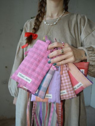 Pokud nevíte, čím potěšit svoje blízké, taková taštička je k tomu jako dělaná. Vejde se do ni mobil nebo různé maličkosti....