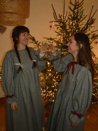 Užijte si vaše sváteční hodování ve svátečních šatech. Tyto jsou z černého kostkovaného kanafasu, obloukovým živůtkem,...